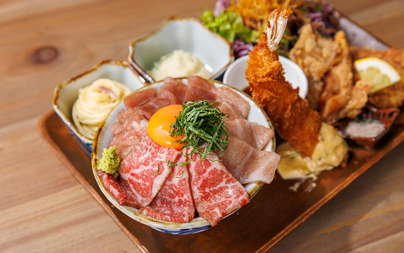 和牛マグロ藻塩唐揚げエビフライプレート