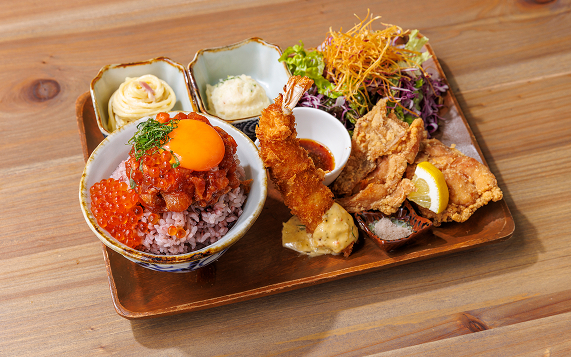 イクラ和牛マグロ丼唐揚げエビフライプレート
