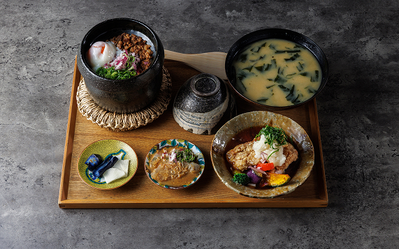 コメドロボーの牛肉土鍋ご飯とみぞれ唐揚げ定食