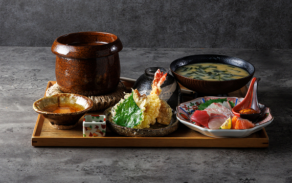 彩り鮮魚の贅沢お造り土鍋ご飯定食