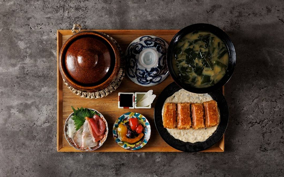 レアサーモンオーシャンタルタル土鍋ご飯定食