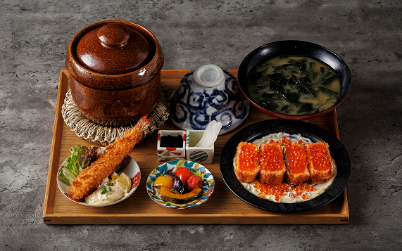 レアサーモンオーシャンタルタルといくら土鍋ご飯定食